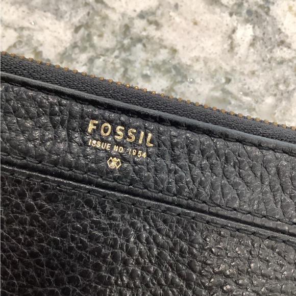 Fossil Black Leather Zippy Wallet - Picture 7 of 15